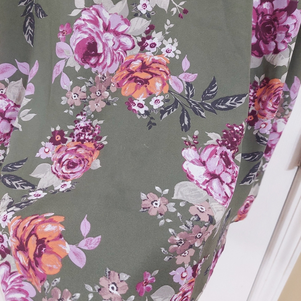 Torrid Floral Blouse in Olive and Lavender Cut Out Size 1 Plus - Picture 4 of 5